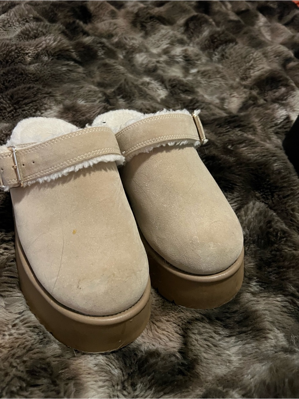 Women’s Beige Suede Fur-Lined Platform Clogs